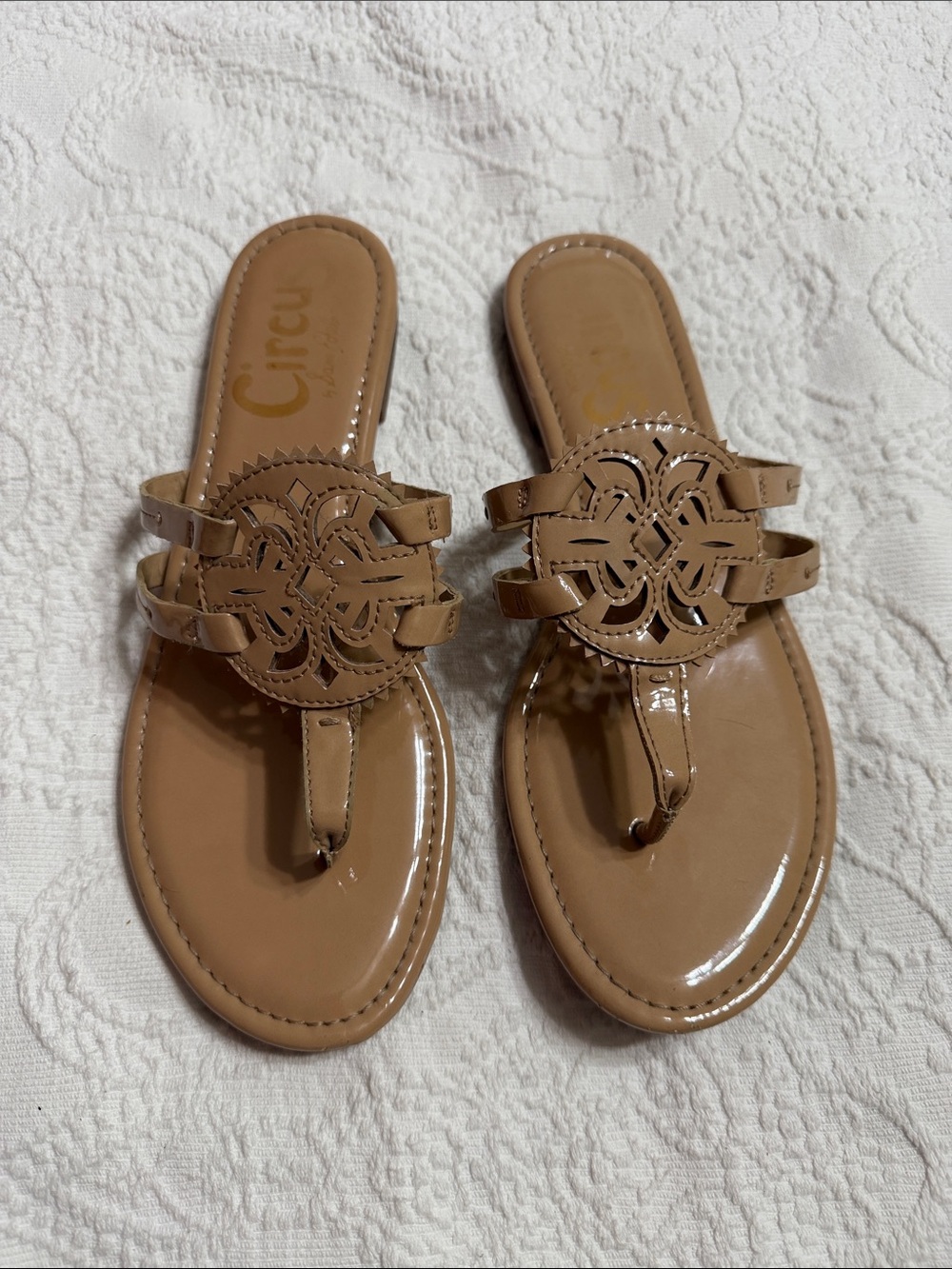 Circus by Sam Edelman Size 9.5 Tan Patent Thong Sandals with Cut out Medallion